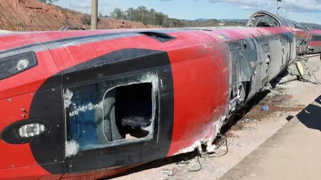 Una grave emergencia ferroviaria sacudió a España este miércoles 28 de octubre de 2026, luego de que dos trenes de pasajeros de alta velocidad chocaran en el centro del país.