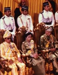 Check out the pronunciation, synonyms and grammar. Warisan Raja Permaisuri Melayu Almarhum Sultan Mahmud Al Muktafi Billah Shah