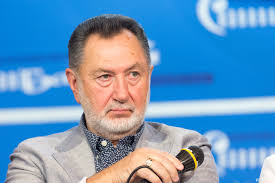 Ярмоленко — исполнитель таких популярных песен, как «глухариная заря». Anatolij Yarmolenko Pit Nado Menshe A Pet Bolshe Zvyozdnyj Chas S Ansamblem Syabry