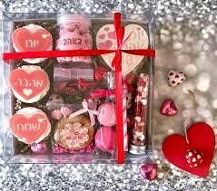 הוא מעניק והוא אוהב, מפנק ומלטף. 9 Valentines Ideas In 2021 Valentines Candy Party Favors Candy Kabobs