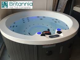The Eclipse Deluxe Round Hot Tub The Eclipse Deluxe Hot Tub Has Been Designed For Comfort And Relaxation With 6 Seats You C Hot Tub Round Hot Tub Spa Hot Tubs