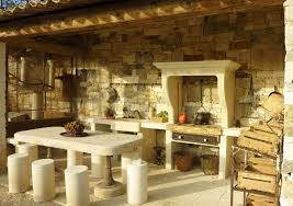 Une Belle Cuisine D Ete En Pierre De Taille Parfaitement Adaptable A Votre Terrasse Ou Votre Pool House Une Barbecue En Pierre Idee Rangement Cuisine Pierre