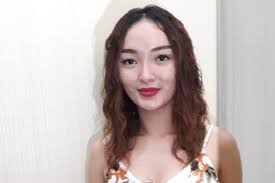 Her birth sign is taurus and her life path number is 9. Siapakah Revina Vt