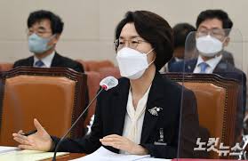 임혜숙 과학기술정보통신부 장관 후보자가 4일 국회 인사청문회에서 '가족 동반 외유성 출장' '남편 논문 실적 부풀리기' 등 각종 의혹에 대해 문제없다고 항변했다. A3ted8lmcbb Xm