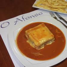 A francesinha é o prato mais icônico do porto em portugal. As 15 Melhores Francesinhas No Porto