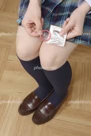 コンドームを持つ女子高校生 写真素材 [ 4374473 ] - フォトライブラリー photolibrary