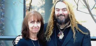 Max e Gloria Cavalera lamentam a morte da filha Christina: "Sentiremos sua falta"