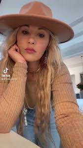 Holly Samson's Instagram, Twitter & Facebook