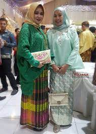 Kumpulan model kebaya modern terbaru, model kebaya wisuda, kebaya muslim, kebaya selain model atasan kebaya brokat semi perancis. Tampil Modis Dengan Kebaya Modern Eryvia Maronie