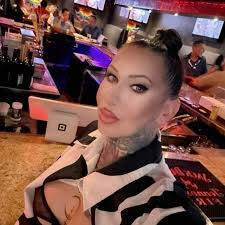 Elle Taylor's Instagram, Twitter & Facebook