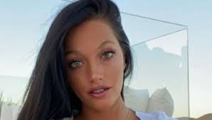 Oriana's songs include stay or run and love me down easy while her acing credits include her appearance in the series aliados by reknown argentine tv producer, actress and songwriter cris morena as azul medina. Oriana Sabatini New Look Hair Style Bellezza Incantevole Video