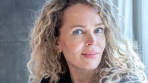 In 2016 was ze gastcorrespondent brazilië voor de correspondent en verscheen haar roman schuim der aarde, waarmee ze de hebban debuutprijs. Roxane Van Iperen Ik Ben Licht Manisch In Mijn Werk Intermediair