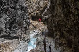 Mal geht es direkt am wasser entlang, mal blickst du fast aus der vogelperspektive von oben auf den grünen und türkisfarbenen see. Zugspitzregion Die 5 Schonsten Wanderungen Rund Um Die Zugspitze