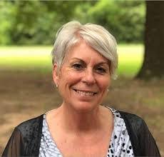 Suzi Barton's Instagram, Twitter & Facebook