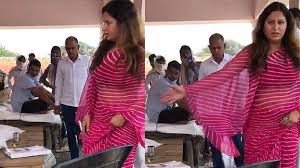 While geeta, babita, ritu and sangita are daughters of former wrestler and coach mahavir singh phogat. Watch Haryana Bjp Leader Sonali Phogat Thrashes Market Committee Staff With Slipper For Allegedly Misbehaving With Her India General Kerala Kaumudi Online