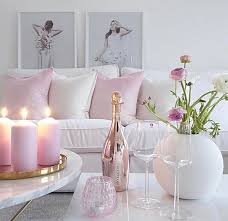 En effet, il semble que toute votre décoration est liée par cette teinte de base, contrairement au blanc qui met en valeur les différents. 1001 Idees Comment Integrer Le Rose Pastel A La Deco