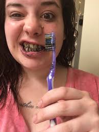 Just used this for the first time. It seems pretty decent. I feel no  discomfort from it. So I don't think it has mint. The taste is a chai  vanilla that is