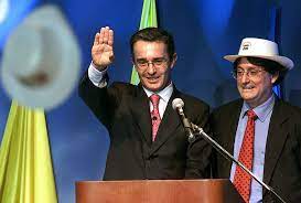 Mai 2002 eine präsidentschaftswahl statt, bei denen der unabhängige kandidat álvaro uribe vélez im ersten wahlgang gewählt wurde. Tan Amado Como Odiado El Expresidente Alvaro Uribe Es Una Figura Que Divide A Los Colombianos Cnn