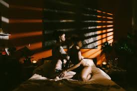 Recensie: Sekspedia brengt de luchtige, eerlijke seksuele voorlichting die  BNNVara nog altijd hoog in het vaandel heeft | Het Parool
