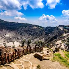 Gunung tangkuban perahu merupakan salah satu dari banyak tujuan wisata terkenal di daerah lembang. Cerita Rakyat Pendek Cinta Terlarang Sangkuriang Kepada Dayang Sumbi Kumparan Com