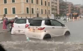 Jun 10, 2021 · cronaca maltempo a roma, altro pomeriggio di passione: Nubifragio A Roma Corso Francia Diventa Un Fiume Il Video Incredibile Ponte Milvio 40 Bambini Bloccati All Asilo Il Tempo