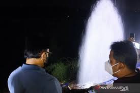 Lia juga sendiri kok, dari tadi malam belum ada penumpang yang sekamar dengan lia, jadinya lia cuma ditemani anakku aja neh'sahutnya.oh gitu yah…ooohhhsllluuppp…oohhh…achh hh…akhirnya lia telah keluar dan semenit kemudian menyusul aku menyemprotkan air mani ku ke memeknya. Gbhyyrxm1lkxlm