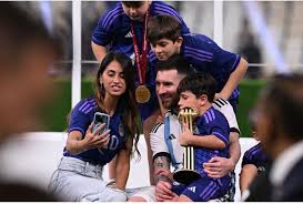 وراء كل رجل عظيم امرأة.. زوجة ميسي تخطف الأنظار في نهائي مونديال قطر (صور)