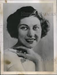 Lois Masterson's Instagram, Twitter & Facebook