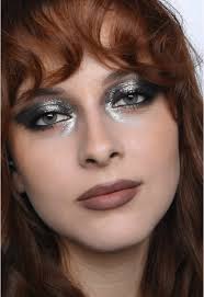 inspirada na diva que vocês dizem que eu sou parecida ✨ bem messy com um  pouquinho mais de brilho, mas bem pouco mesmo #messymakeup  #daisyjonesandthesix #tiktokbeleza #maquiagem #eyeshadowtutorial ...