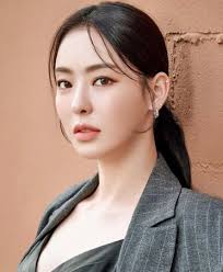 Lee da hee sinh năm 1985, gia nhập làng giải trí với vai trò người mẫu từ năm 2002, sau khi lọt vào chung kết cuộc thi siêu mẫu của đài sbs. Actress Lee Da Hee Just Revealed Her Younger Brother And He S So Handsome He Could Be An Idol Koreaboo