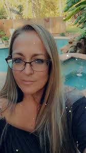 Lori Hewett's Instagram, Twitter & Facebook