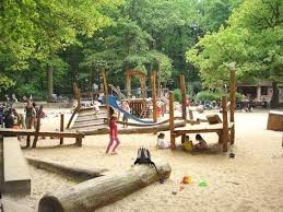 Fur Einen Ausflug Mit Kind Und Kegel Ist Der Wakitu Wald Kinder Turnen Das Richtige Ziel Mitten In Der Stadt Ausflug Spielplatz Ausflugsziele Niedersachsen