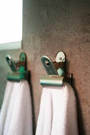 Le Porte Serviette En 40 Photos D Idees Pour Votre Salle De Bain Archzine Fr Porte Serviette Mural Pateres Salle De Bain Decoration Salle De Bain