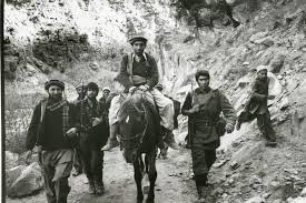 Le 9 septembre 2001, ahmad shah massoud, que l'on surnomme le lion du panjshir, célèbre héros de la résistance afghane, est assassiné par deux membres . Raymond Depardon Le Commandant Massoud Ahmed Chah Massoud Entoure Des Moudjahidines Circa 1979 Mutualart