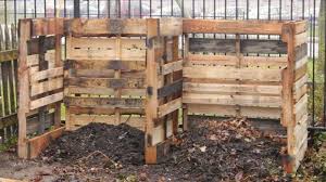 Hier Finden Sie Eine Unserer Ideen Fur Zwei Schone Kleine Komposter Die Aus Alten Europaletten Gebaut Wurden Kompost Paletten Komposter Palettengarten