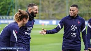 Perez has flirted with the idea of a benzema and kylian mbappe strike force. Real Madrid Barcelona Rivals Benzema Griezmann Bond During France Training Session Watch