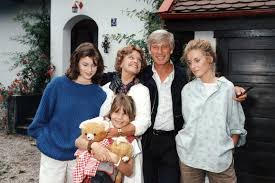 Maria furtwängler wurde 1966 in münchen in eine illustre familie geboren. Die Gluckliche Familie S01e01 Das Erste Mal Fernsehserien De