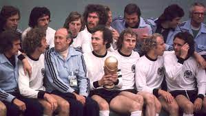 Mit franz beckenbauer hat einer der wichtigsten weggefährten abschied von der verstorbenen fußballlegende gerd müller genommen. World Cup Countdown 11 Weeks To Go The Crowning Of Der Kaiser Franz Beckenbauer 90min