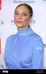 Goldene frau hi-res stock photography and images