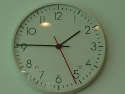 Bir sarkaçlı duvar saati kuvars veya mekaniktir. Saat Vikipedi