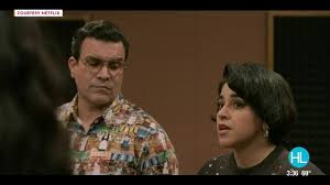 2 3 está producida por netflix, 1 y campanario entertainment, junto con la familia de la cantante, y es la versión autorizada de la vida de selena, a diferencia de la serie el secreto de selena, una versión no autorizada de la periodista maría celeste arrarás. Noemi Gonzalez From Selena The Series Chats Iconic Music Costumes And Learning To Play The Drums For Her Role