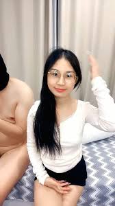 良家小少妇露脸深夜镜头前让大哥玩弄给狼友看，激情啪啪口交大鸡巴A young lady from a good family shows her  face in front of the