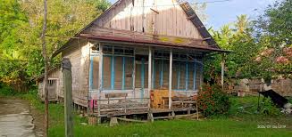 Rumah Cacak Burung Rumah Cacak Burung adalah salah satu rumah tradisional  Suku Banjar (rumah Banjar) di Kalimantan Selatan, rumah induk yang  memanjang dari muka ke belakang memakai atap pelana (bahasa Banjar :