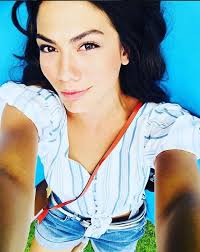 See more of demet özdemir on facebook. Demet Ozdemir Kimdir Annesi Ve Ablasiyla Aci Dolu Hayati Babasinin Onunde Sayfa 1 Elmaelma