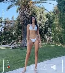 Ζωη δημητρακου (zoi dimitrakou), athens, greece. H Zwh Dhmhtrakoy Pozarei Me To Mikroskopiko Ths Bikini Kai Prokalei Sok Sto Instagram Pic Starsonline
