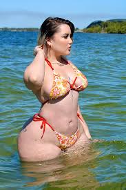 Where the girlies at I can send a pr box to model the summer collection ???  🩷☀️