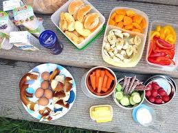 Al fresco picnic food and drink for sunny days, including pastry, scotch eggs, cakes, bakes and salads. Picknick Snack Tipps Limango Verlosung