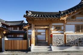 Hanok Une Maison Bois De Tradition Coreenne Aux Inspirations Occidentales Maison Traditionnelle Maison Bois Maison Japonaise