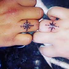 Wedding Ring Finger Compass Tattoo Cift Yuzuk Parmagi Pusula Dovmesi Cift Compass Dovmesi Fi Ring Finger Tattoos Ring Tattoo Designs Tattoo Wedding Rings