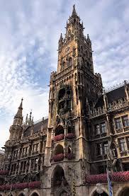 Das Munchner Rathaus Munich S City Hall At Marienplatz Home To The Famous Glockenspiel Munichlifestyle Munichglockenspiel V Munchen Bayern Munchen Rathaus